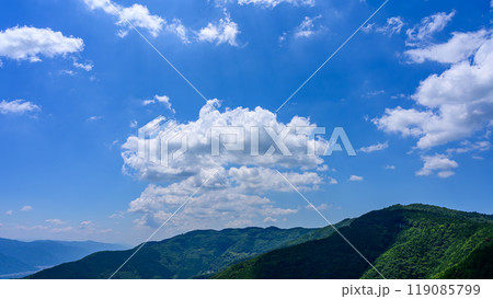 初夏の青空のもと、山頂に流れるたくさんの白い雲 初夏の青空のもと、山頂に流れるたくさんの白い雲 119085799