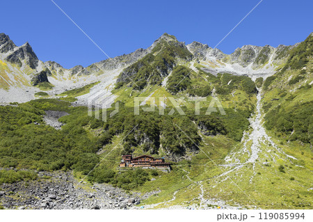 日本アルプスを登山する女性 119085994
