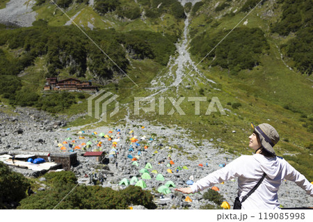 日本アルプスを登山する女性 日本アルプスを登山する女性 119085998