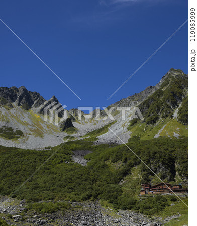 日本アルプスを登山する女性 119085999