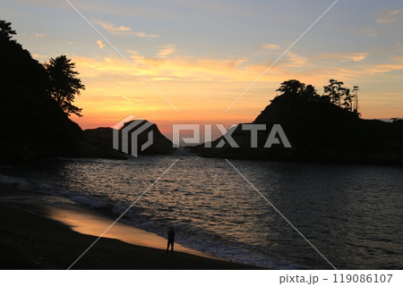 堂ヶ島の向こうに見える綺麗な夕陽 119086107
