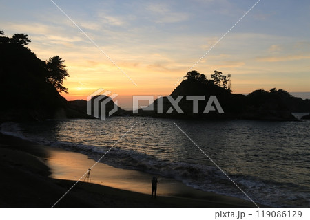 堂ヶ島の向こうに見える綺麗な夕陽 堂ヶ島の向こうに見える綺麗な夕陽 119086129
