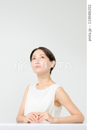 リラックスする女性　ビューティー　美容 119086202