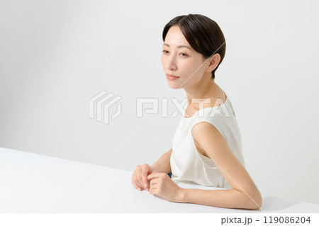 リラックスする女性　ビューティー　美容 119086204