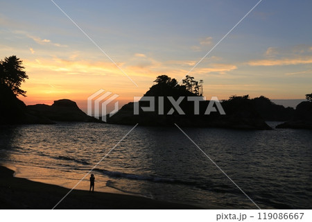 堂ヶ島の向こうに見える綺麗な夕陽 119086667
