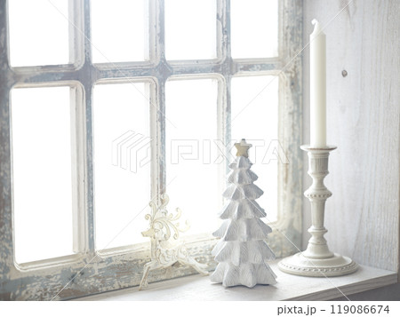 アンティークな窓辺に置かれたクリスマスツリー アンティークな窓辺に置かれたクリスマスツリー 119086674