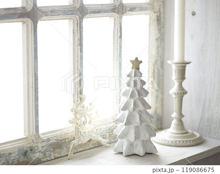 アンティークな窓辺に置かれたクリスマスツリー 119086675