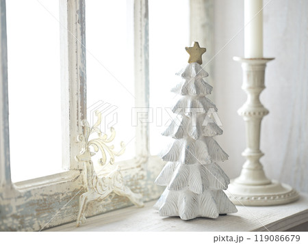アンティークな窓辺に置かれたクリスマスツリー 119086679
