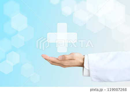 医療をイメージした十字架を包み込む医師の手元 医療をイメージした十字架を包み込む医師の手元 119087268
