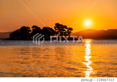 島根 宍道湖の夕日 119087313