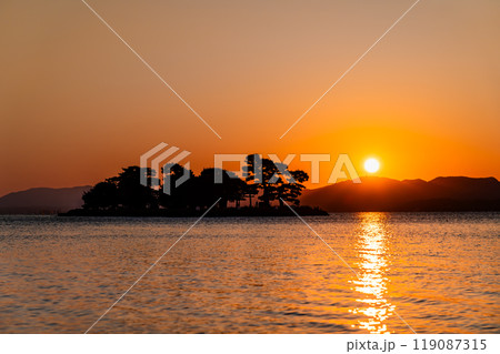 島根 宍道湖の夕日 119087315