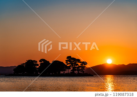 島根 宍道湖の夕日 119087318