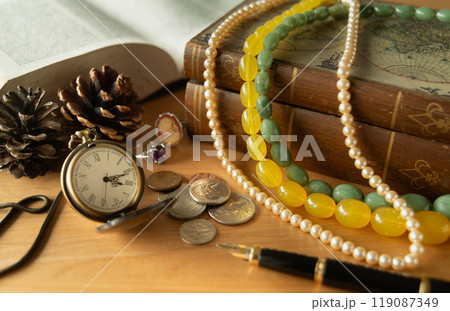アンティークイメージ　雑貨　ジュエリー　小物 119087349