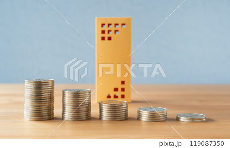 並んだ硬貨と不動産　資産　ビル　マンション　不動産価格　資産の逓減　減価償却費　償却資産 119087350