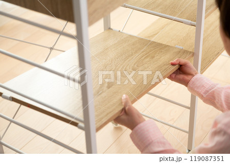 新しいキッチンラックを組み立てるミドル女性 119087351