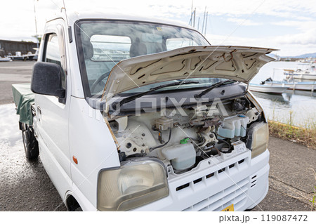 古い軽トラック一台　ボンネットを開けて修理している 119087472