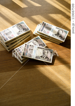 机に置かれた札束(新紙幣バージョン) 机に置かれた札束(新紙幣バージョン) 119087599