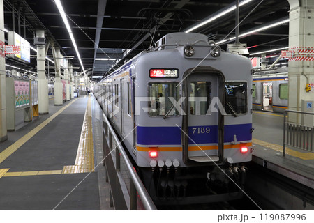 なんば駅に停車中の南海本線7100系+10000系（特急サザン） 119087996