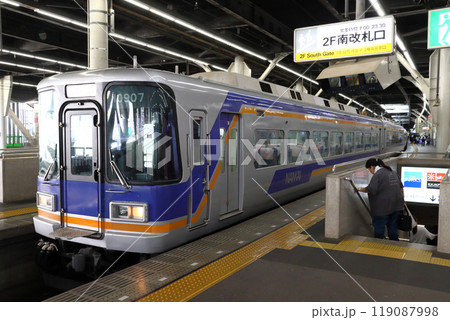 なんば駅に停車中の南海本線7100系+10000系(特急サザン) なんば駅に停車中の南海本線7100系+10000系(特急サザン) 119087998