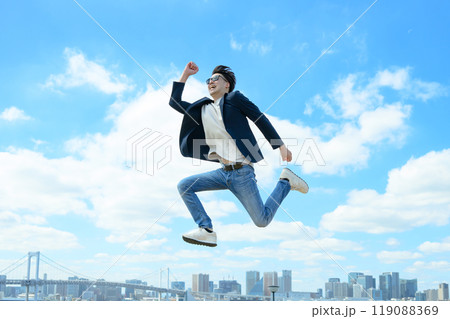 ジャンプする男性 ジャンプする男性 119088369