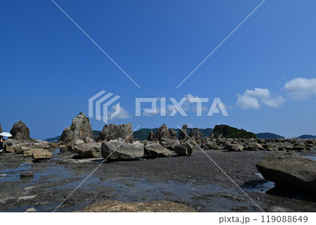 橋杭岩の朝焼け。約850mの列を成して大小40余りの岩柱がそそり立っています。 119088649