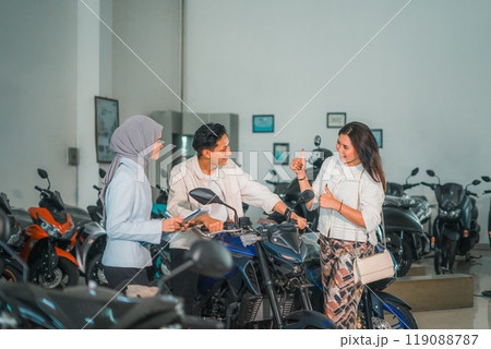 woman with thumbs up while praising her male partner in the showroom woman with thumbs up while praising her male partner in the showroom 119088787