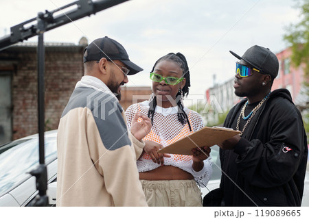 Analyzing Documents During Outdoor Team Meeting 119089665