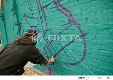 Creating new graffiti artwork on wall 119089910