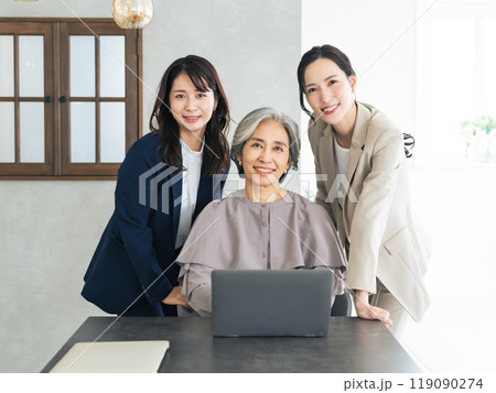 オフィスに集まる幅広い世代のキャリアウーマン 119090274