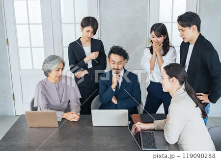 オフィスで悩む幅広い世代のビジネスパーソンのチーム オフィスで悩む幅広い世代のビジネスパーソンのチーム 119090288