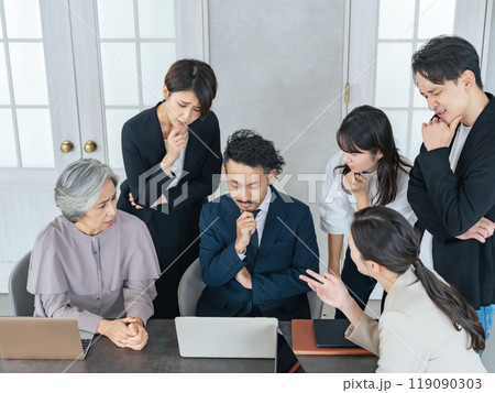 オフィスで悩む幅広い世代のビジネスパーソンのチーム 119090303