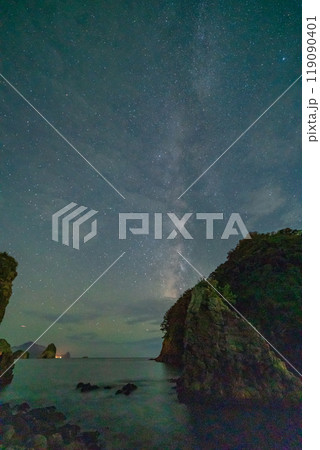 【静岡県】西伊豆・浮島海岸の空に立ち昇る天の川 【静岡県】西伊豆・浮島海岸の空に立ち昇る天の川 119090401