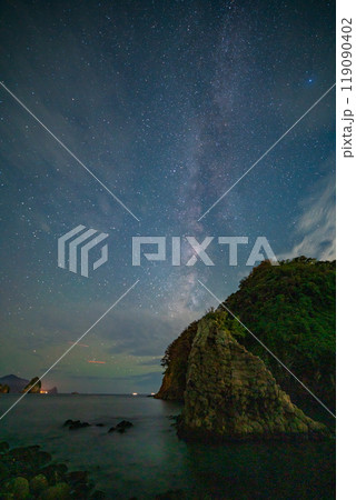【静岡県】西伊豆・浮島海岸の空に立ち昇る天の川 【静岡県】西伊豆・浮島海岸の空に立ち昇る天の川 119090402