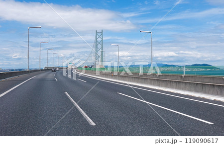 明石海峡大橋で海を渡る（兵庫県淡路島） 119090617