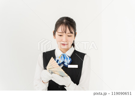 お金を持つ女性　制服　白手袋 119090651