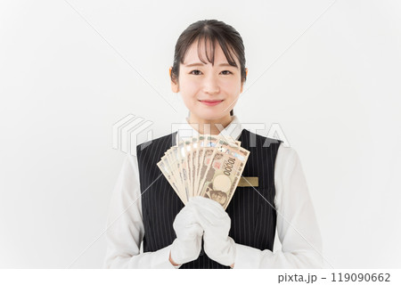 お金を持つ女性　制服　白手袋 119090662