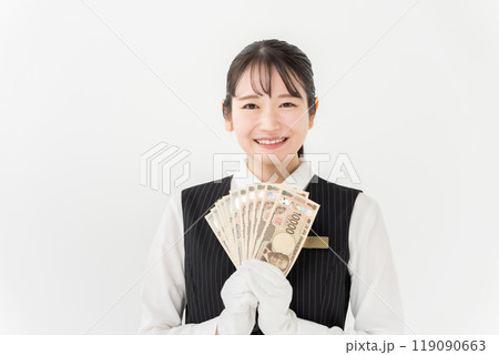 お金を持つ女性　制服　白手袋 119090663