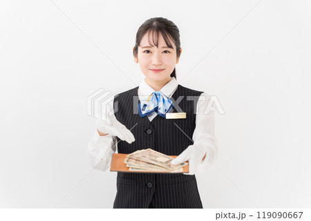 お金を持つ女性　制服　白手袋 119090667