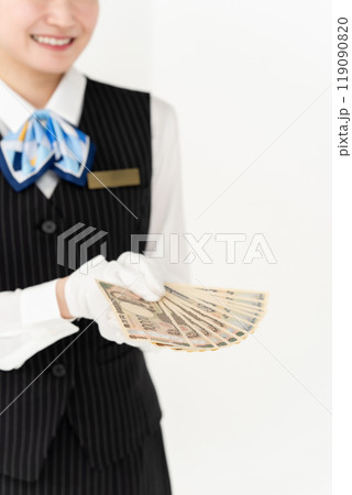 お金を持つ女性 制服 手元 お金を持つ女性 制服 手元 119090820