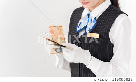 お金を持つ女性　制服　手元 119090823