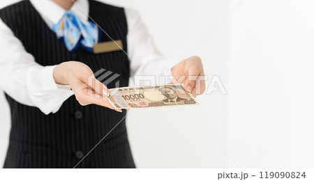 お金を持つ女性　制服　手元 119090824