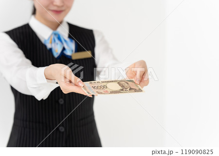 お金を持つ女性 制服 手元 お金を持つ女性 制服 手元 119090825