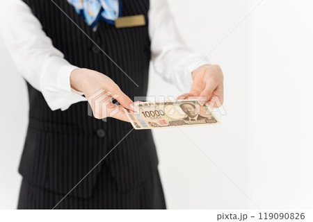 お金を持つ女性　制服　手元 119090826