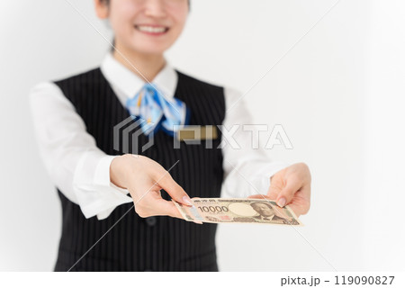 お金を持つ女性　制服　手元 119090827