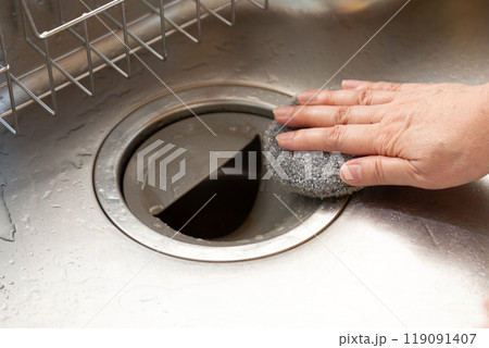 キッチンのシンクを拭き掃除するミドル女性の手 キッチンのシンクを拭き掃除するミドル女性の手 119091407