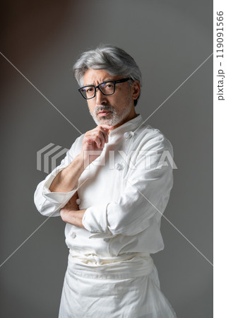 シェフ　料理人　シニア男性　考える 119091566