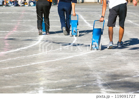 運動会のライン引き 119091727