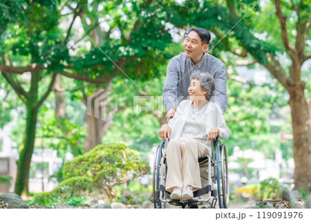 シニア女性　ミドル男性　親子　車椅子　 119091976