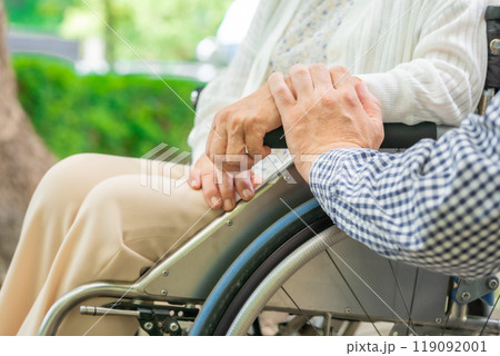 シニア女性　ミドル男性　親子　車椅子　手元 119092001
