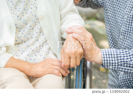 シニア女性　ミドル男性　親子　車椅子　手元 119092002
